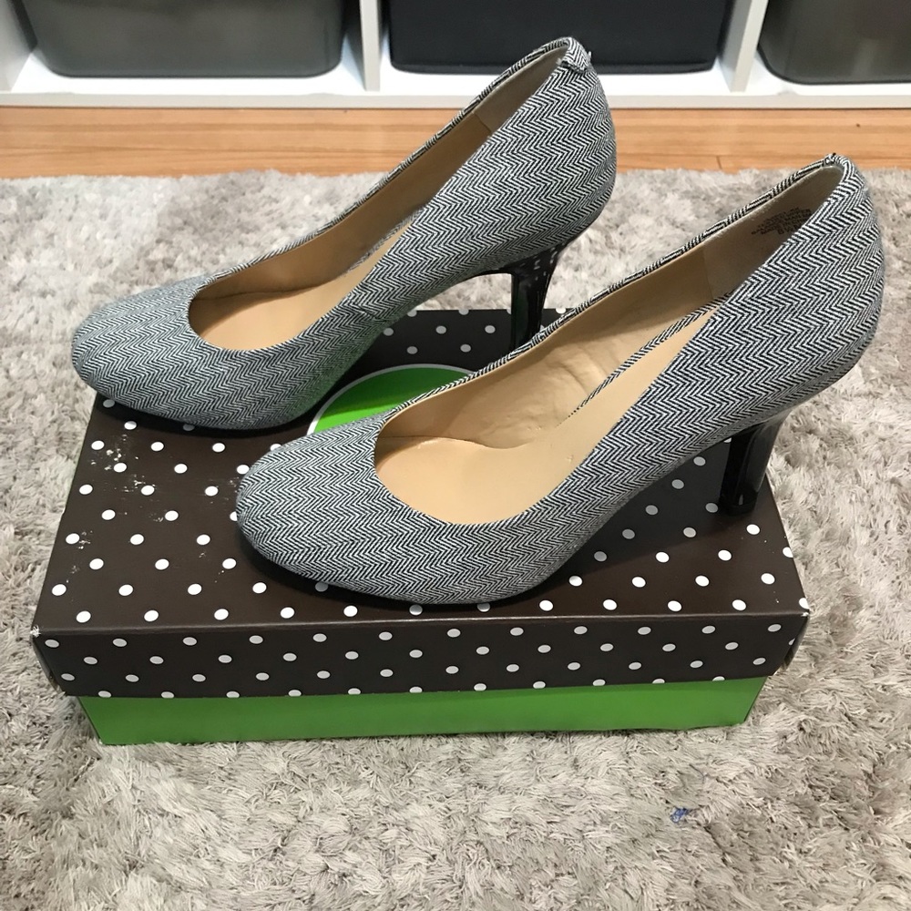 Sale! Kelly & Katie B&W Thin Chevron Pump